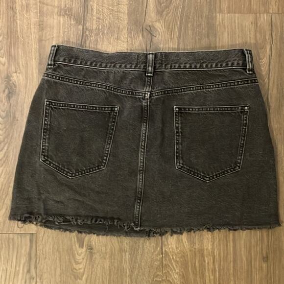 ASOS DESIGN Tall mid rise 'original' denim mini skirt in washed black size 10 - Picture 4 of 4